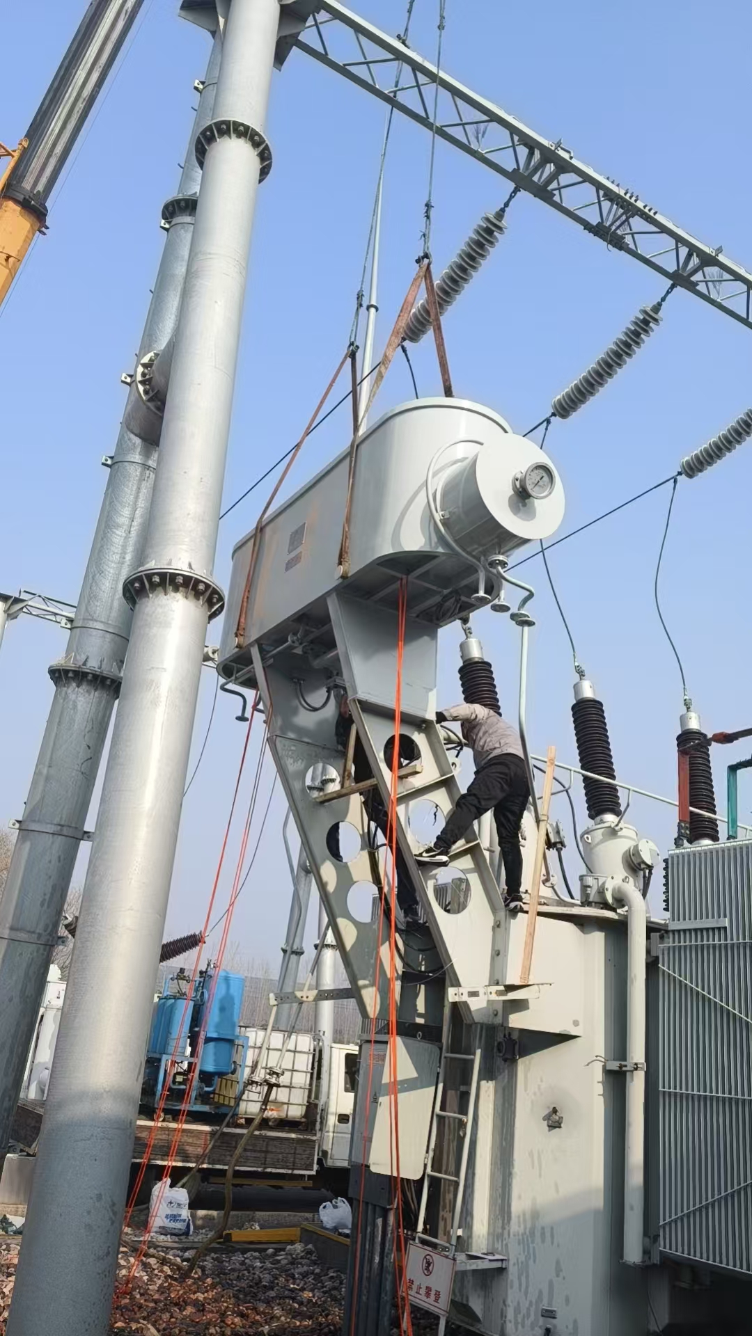 微山采煤沉陷区50MW光伏发电示范项目 主变更换油枕及中性点升高座垫片更换 现场服务