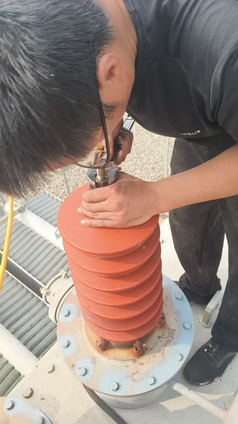 泰安光伏现场35KV变压器低压瓷瓶的更换