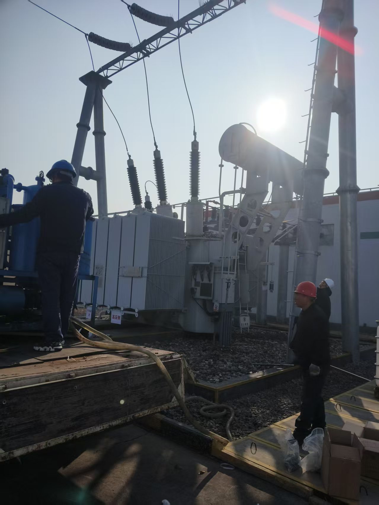 微山采煤沉陷区50MW光伏发电示范项目 主变更换油枕及中性点升高座垫片更换 现场服务